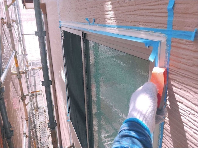 外壁と窓枠のコーキング慣らし